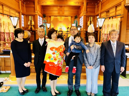 四月十八日 ご祈祷後に。お子様のお健やかなご成長をお祈り申し上げます。