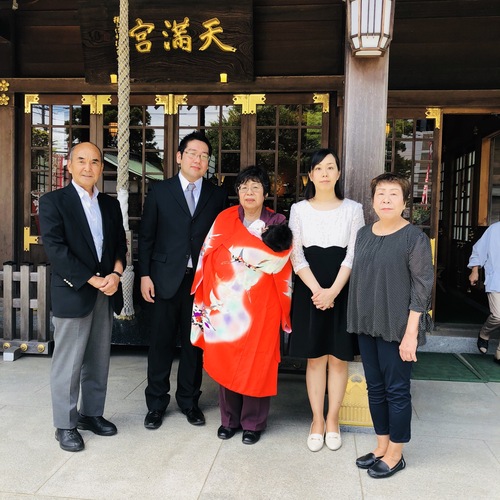 6月17日 ご祈祷後に。お子様のお健やかなご成長をお祈り申し上げます。