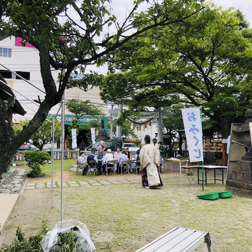 すみれ会の皆さんによる境内清掃。いつもありがとうございます。